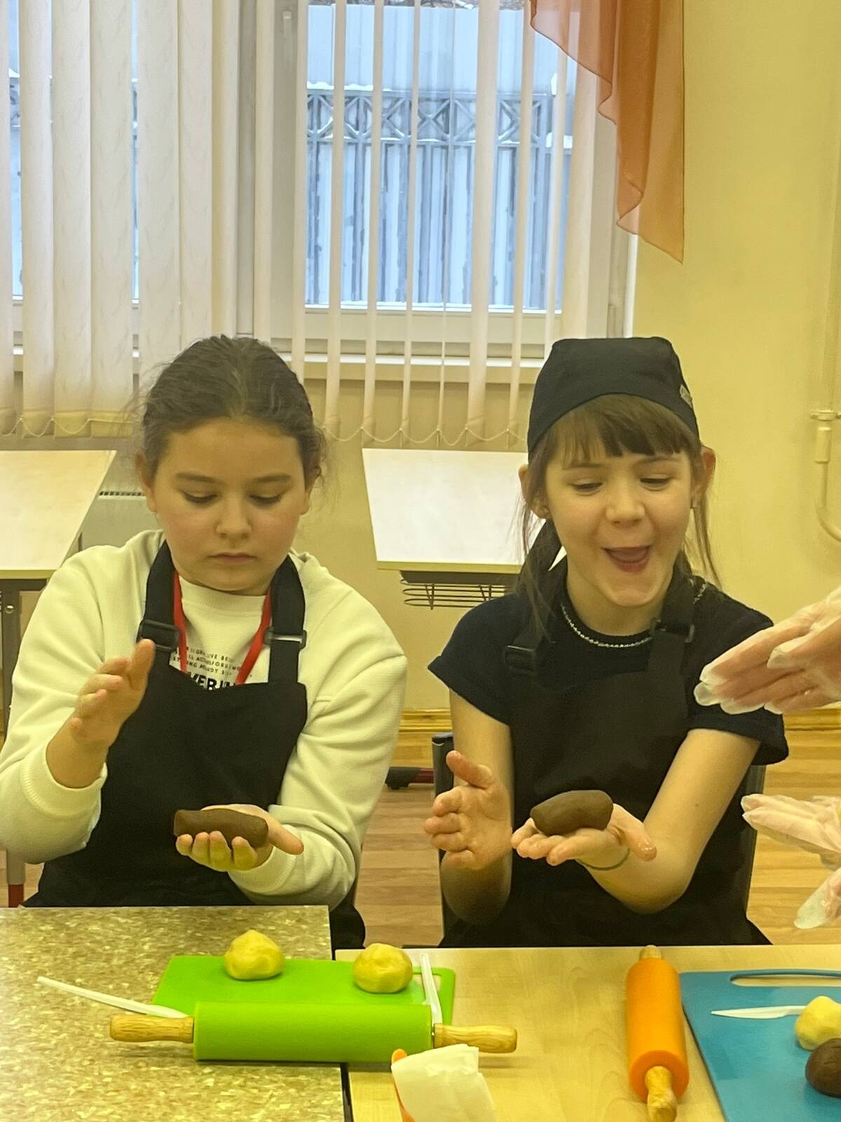 Шеф-повар комбината питания научила школьников готовить песочное печенье «Новогодние шишки»  фото