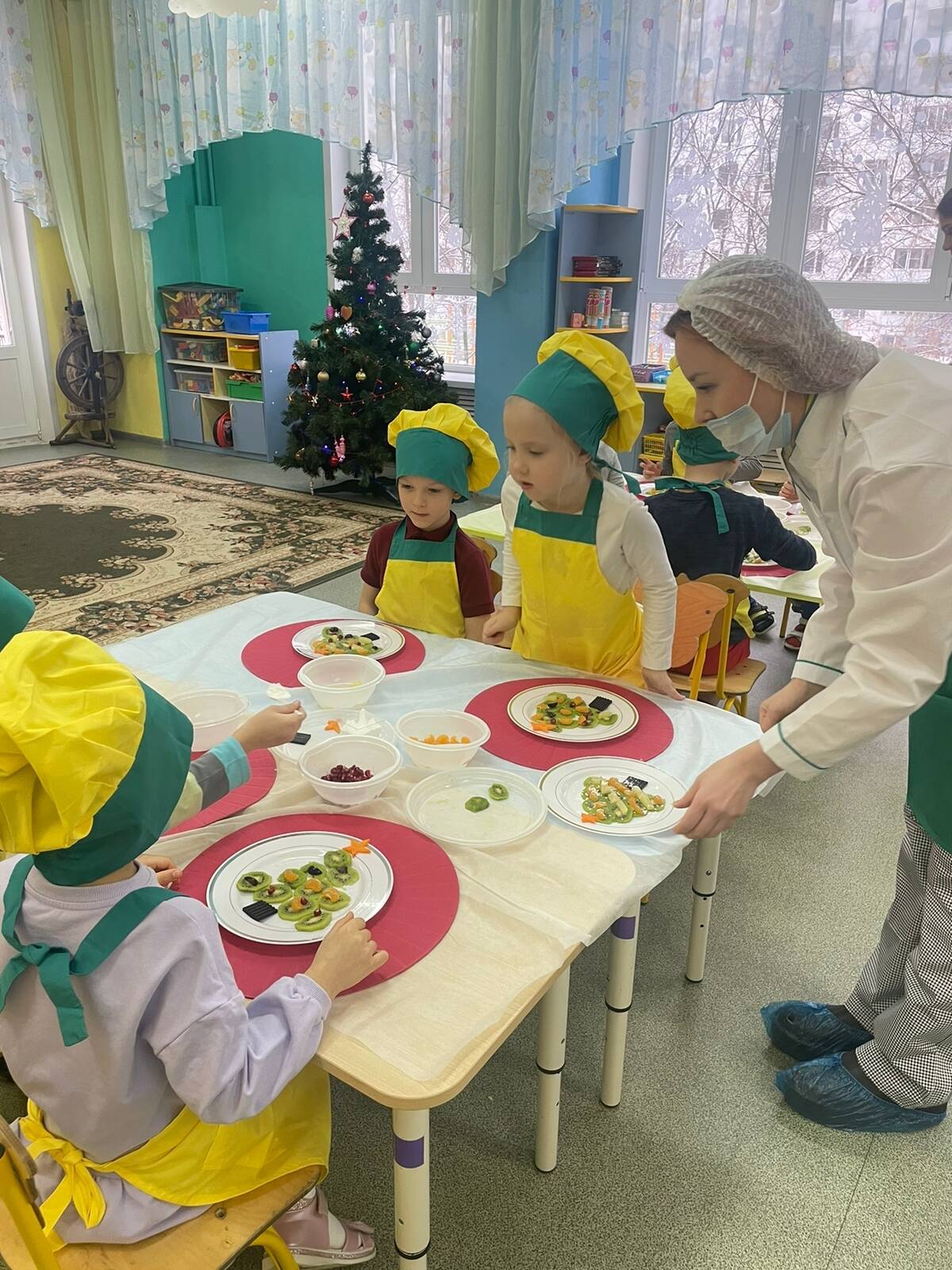 Комбинат питания «Вилмап» нарядил с дошкольниками ГБОУ Школа №2107 фруктовую елку  фото