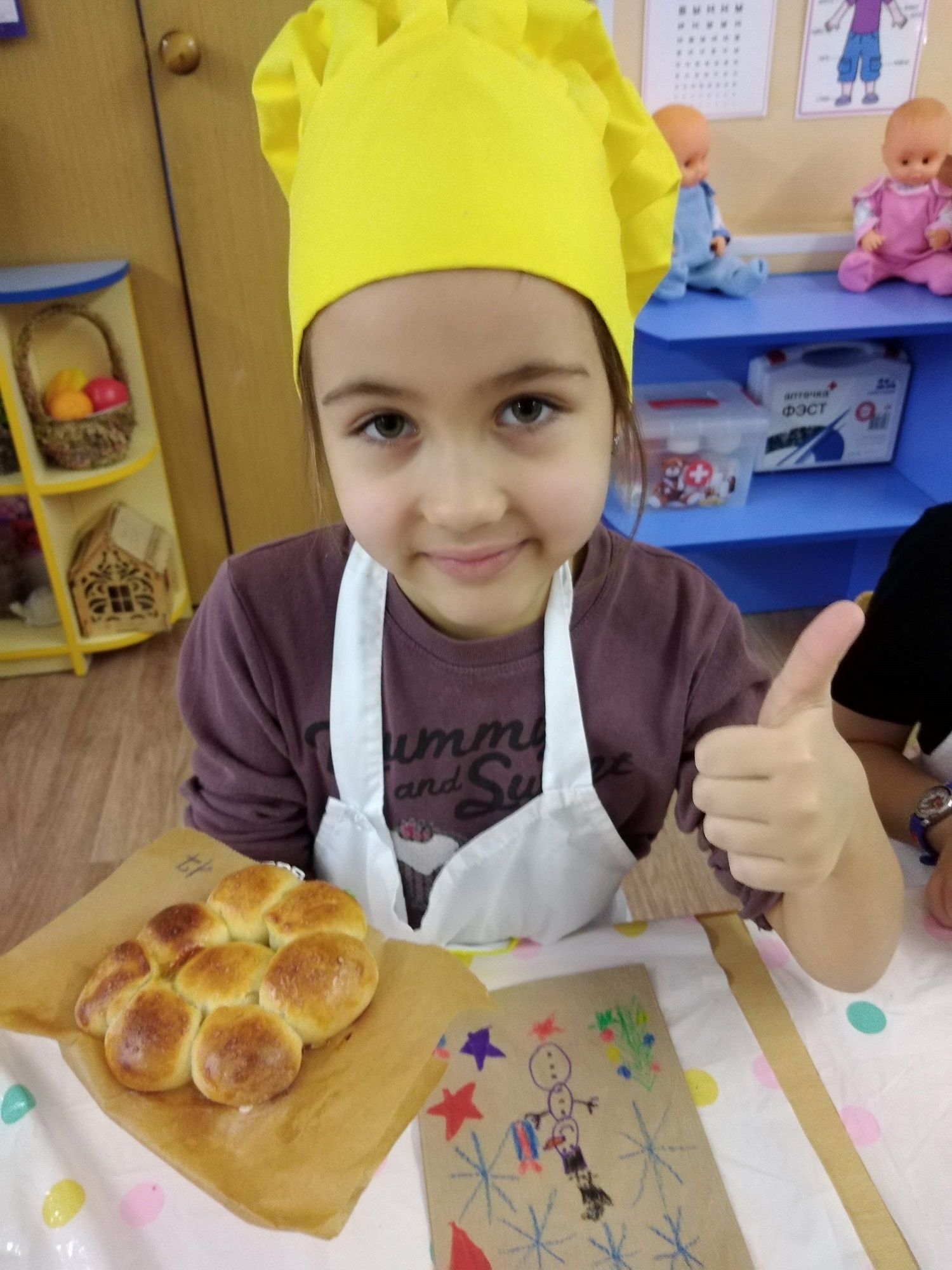 Специалисты комбината питания ЮАО научили юных кулинаров готовить булочки-цветочки  фото