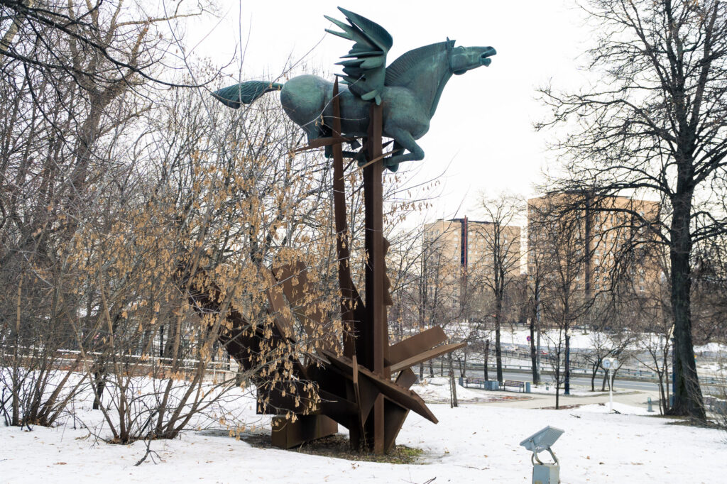 Чкаловская — Площадь Ильича: верстовой столб у Берлинской стены  фото