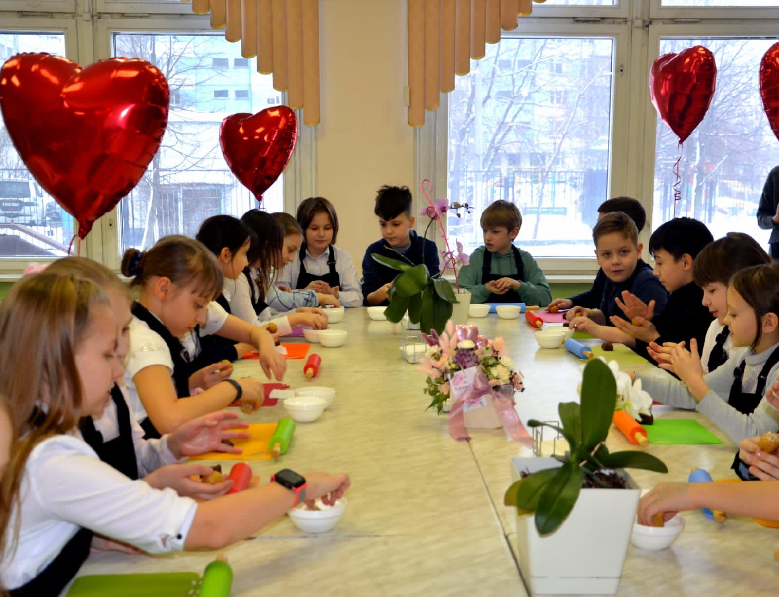 Школьники ЗАО приготовили сладкие подарки любимым мамам к 8 марта  фото