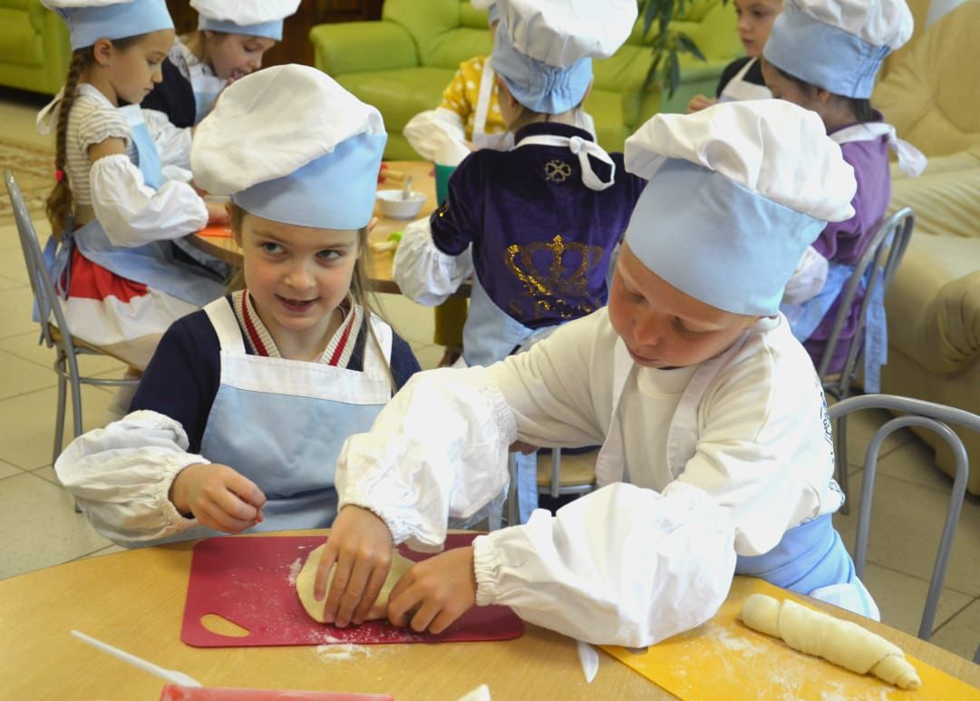 Кулинарный мастер-класс по приготовлению булочек с сахаром прошел в столичном детском саду  фото