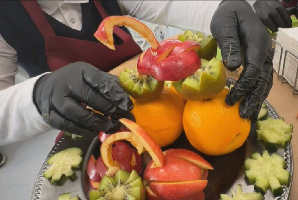 Мастер-класс по карвингу: как школьники превратили обычные овощи и фрукты в изящные композиции  фото
