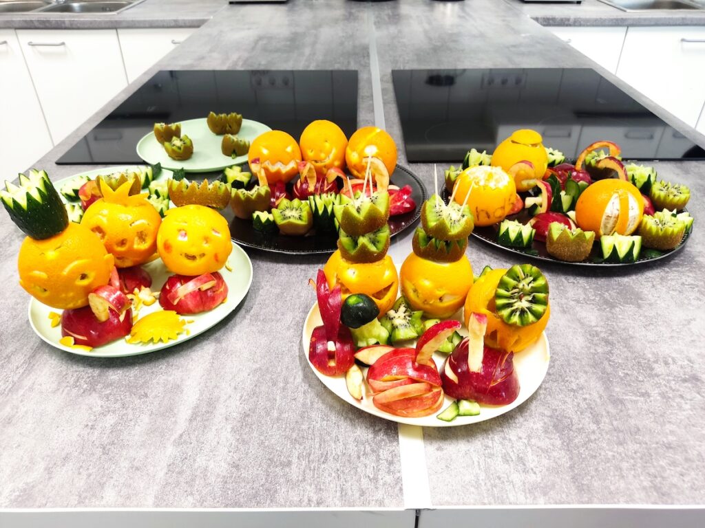 Мастер-класс по карвингу: как школьники превратили обычные овощи и фрукты в изящные композиции  фото