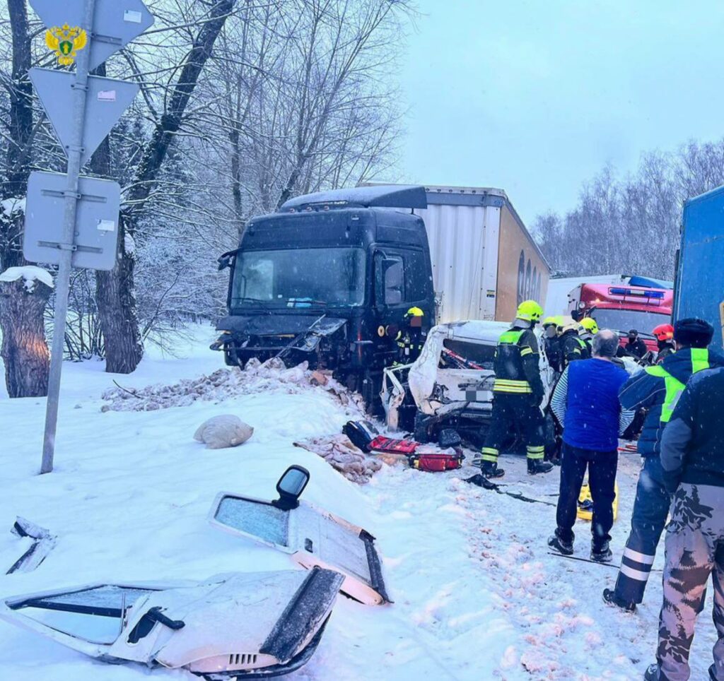 Пять человек пострадали в крупной аварии в ТиНАО  фото