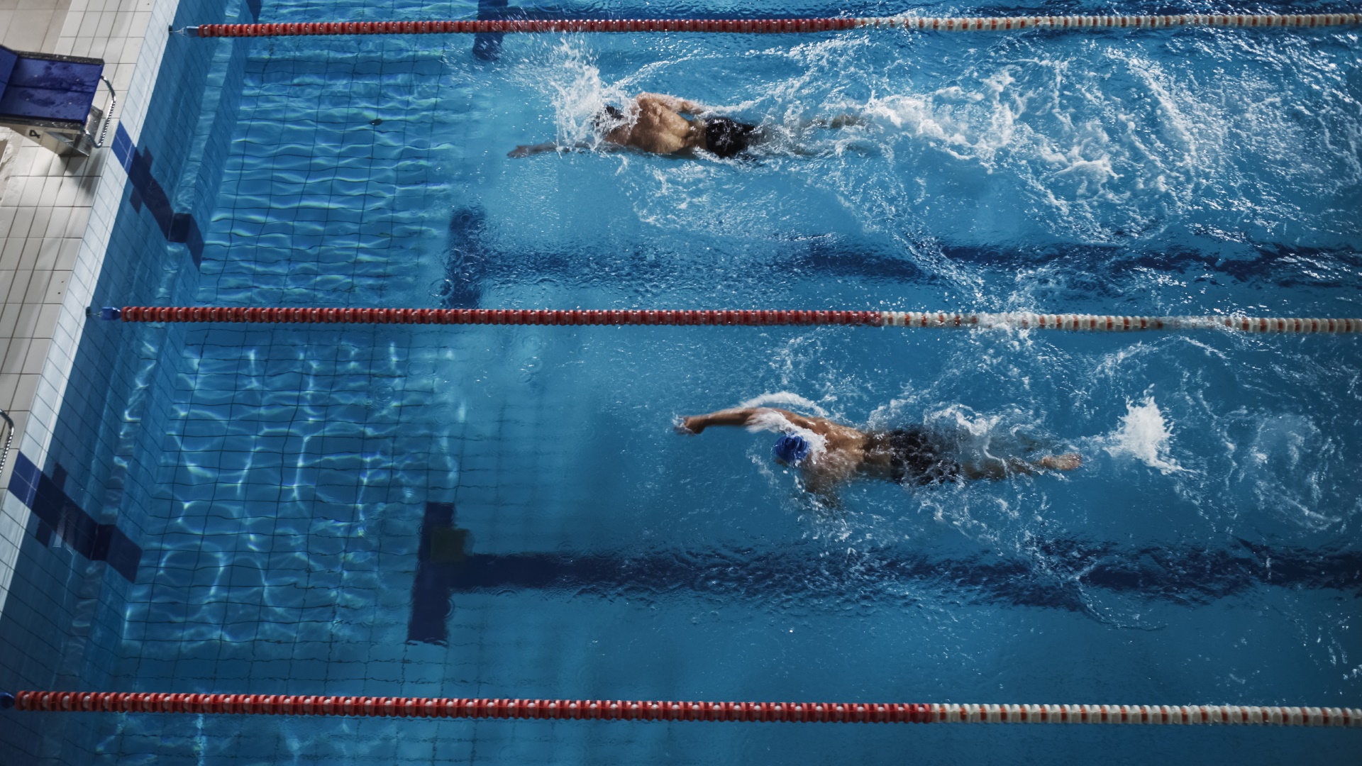 Активное долголетие: почему вам стоит заняться плаванием прямо сейчас  фото