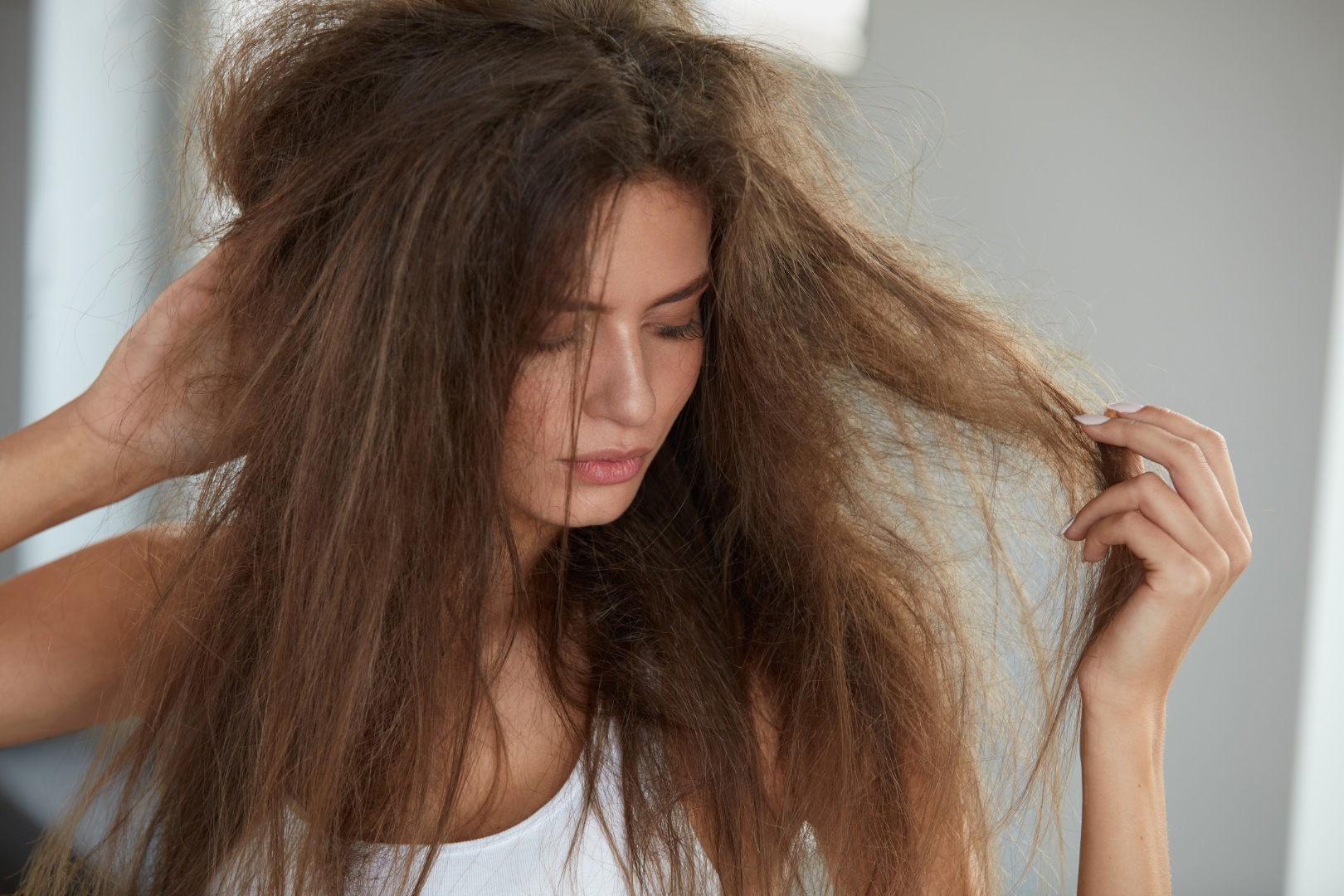 Гладкость и шелк: трихолог рассказала, как сохранить здоровье волос  фото
