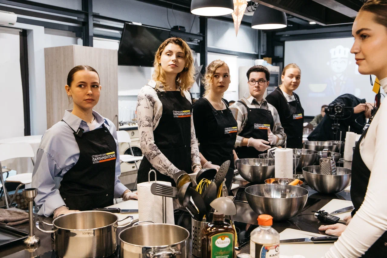 Молодежный избирательный клуб Москвы провел кулинарное ток-шоу «ПолитКухня»  фото