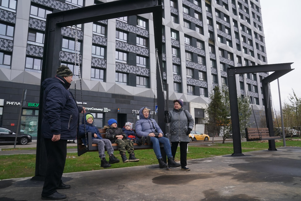 В результате благоустройства вдоль проезда Серебрякова появился уютный сквер  фото