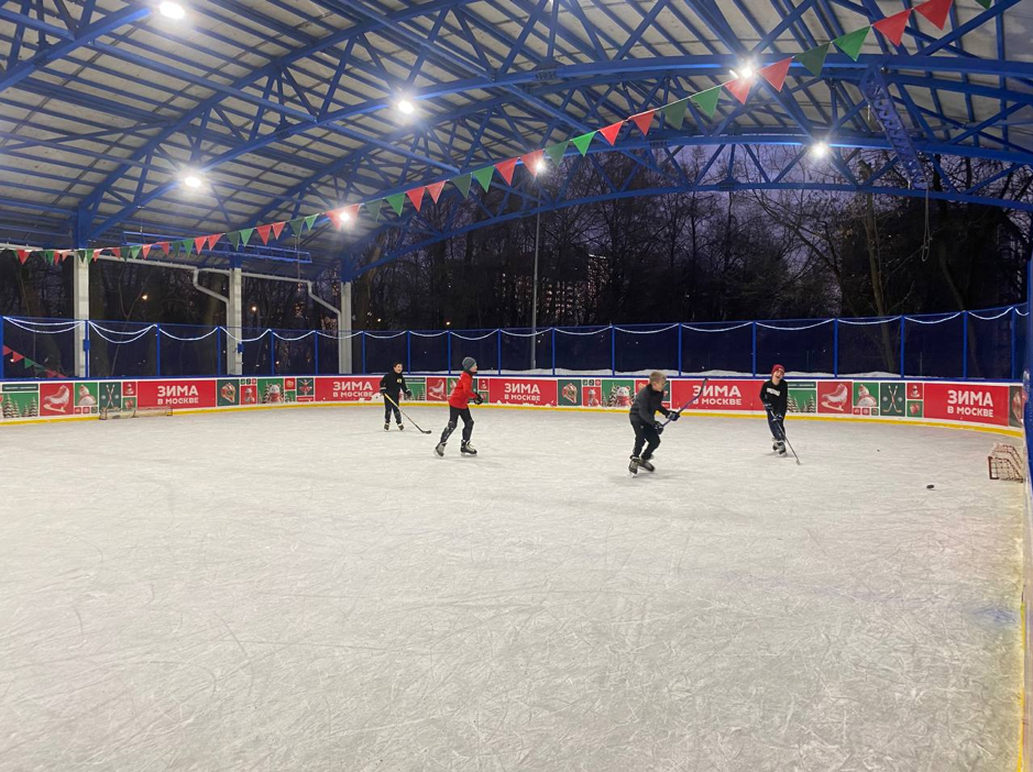 После крещенских купаний центром активности в Останкинском вновь стали катки  фото