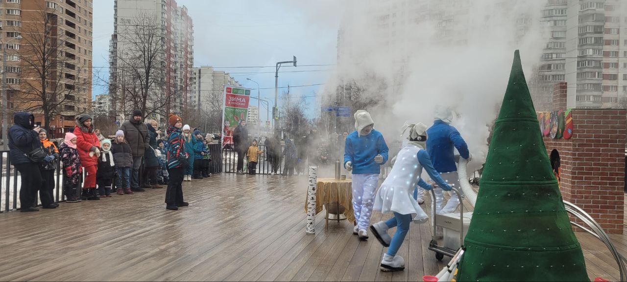 Дискотека с живой музыкой и эстафеты под открытым небом: «Зима в Москве» продолжается на площадках в ВАО  фото