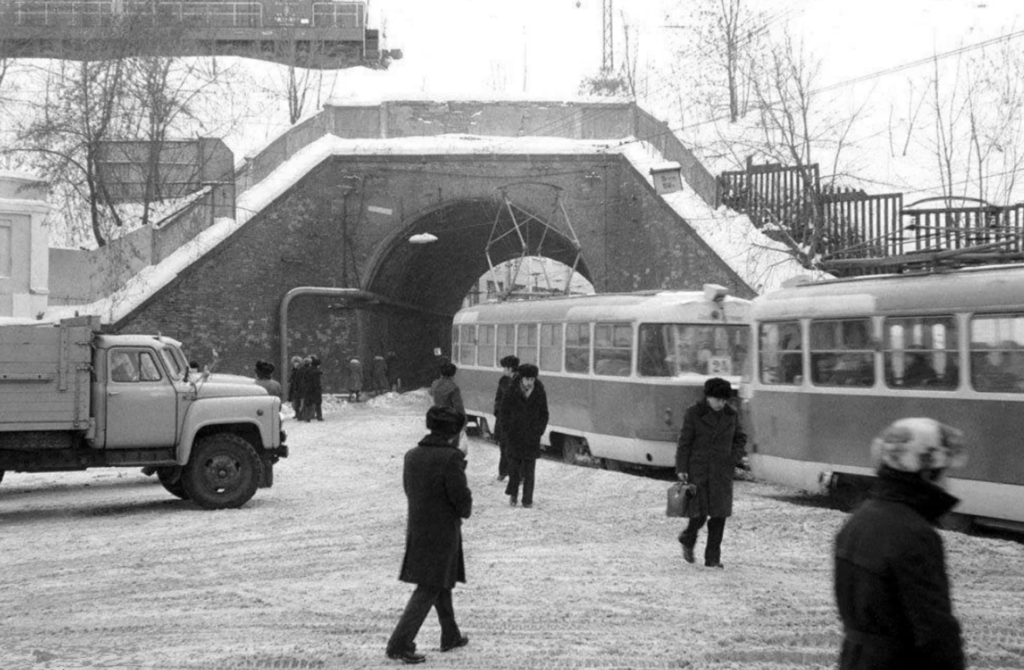 Курская — Чкаловская: из буржуазного в креативный через рабочий  фото