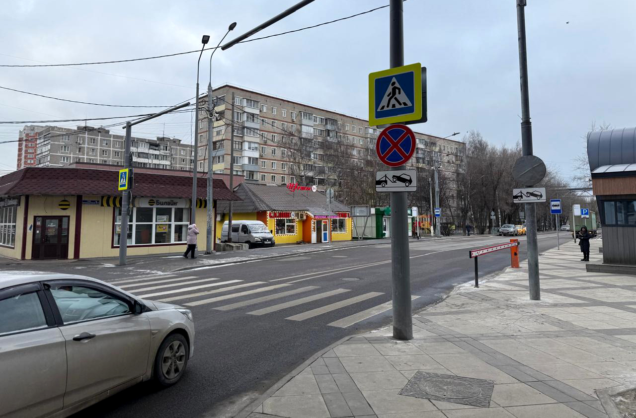 Автомобильное движение в Щербинке стало безопаснее благодаря новым знакам  фото