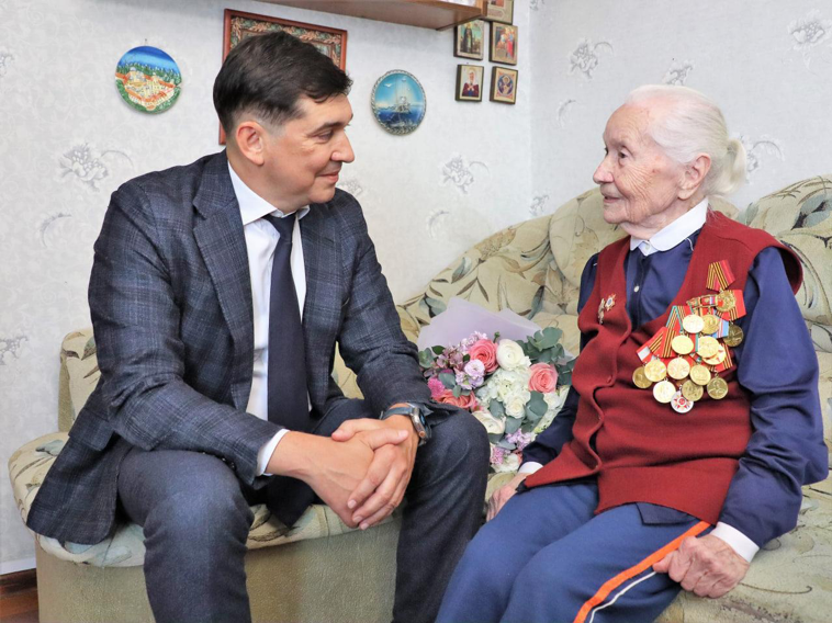 В СВАО ветеранам начали вручать юбилейные медали «80 лет Победы в Великой Отечественной войне 1941-1945 гг.»  фото