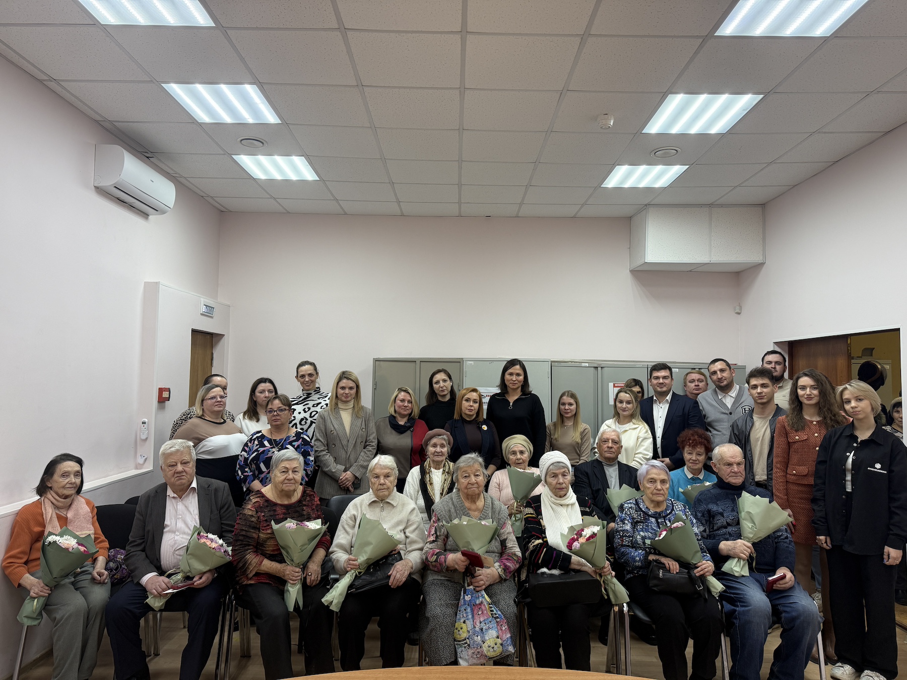 В Зюзино ветеранов наградили юбилейными медалями к 80-летию Победы В Зюзино ветеранов наградили юбилейными медалями к 80-летию Победы фото