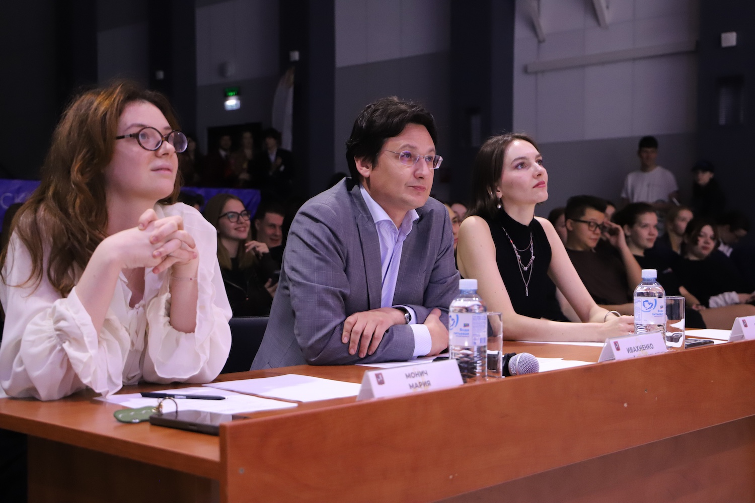 Восемь сильнейших команд вышли в полуфинал городской Лиги дебатов правительства Москвы  фото