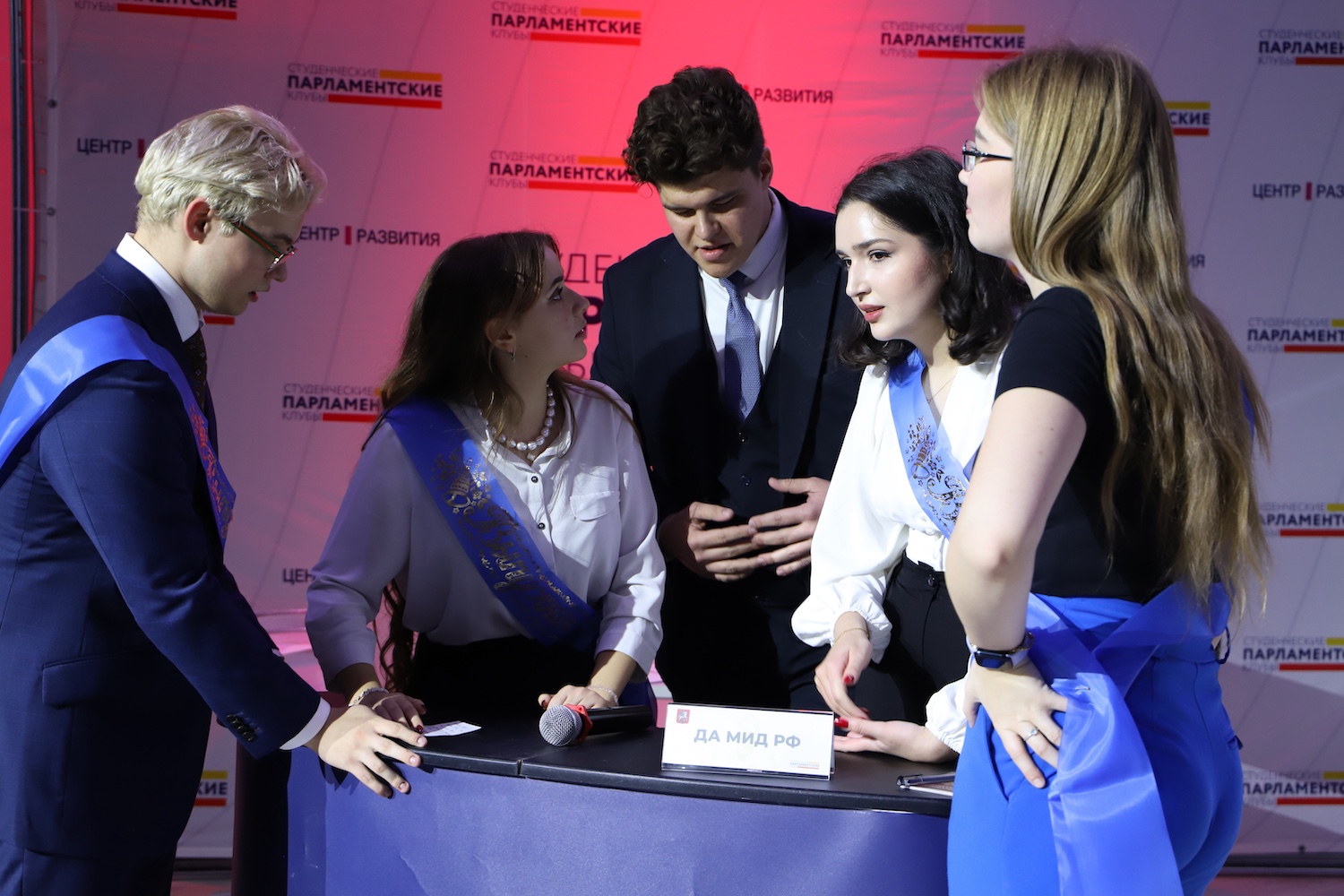 Восемь сильнейших команд вышли в полуфинал городской Лиги дебатов правительства Москвы  фото