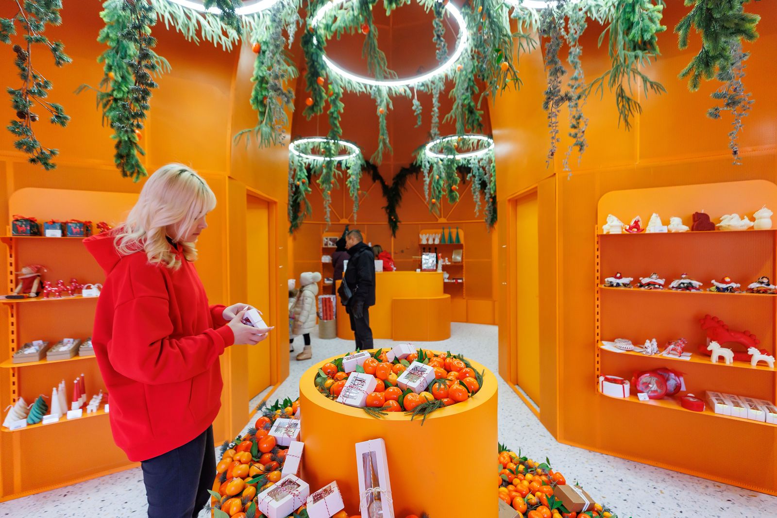 Чудо-елка и мандариновые весы: проект &laquo;Зима в Москве&raquo; превратил Арбат в главную новогоднюю площадку  фото