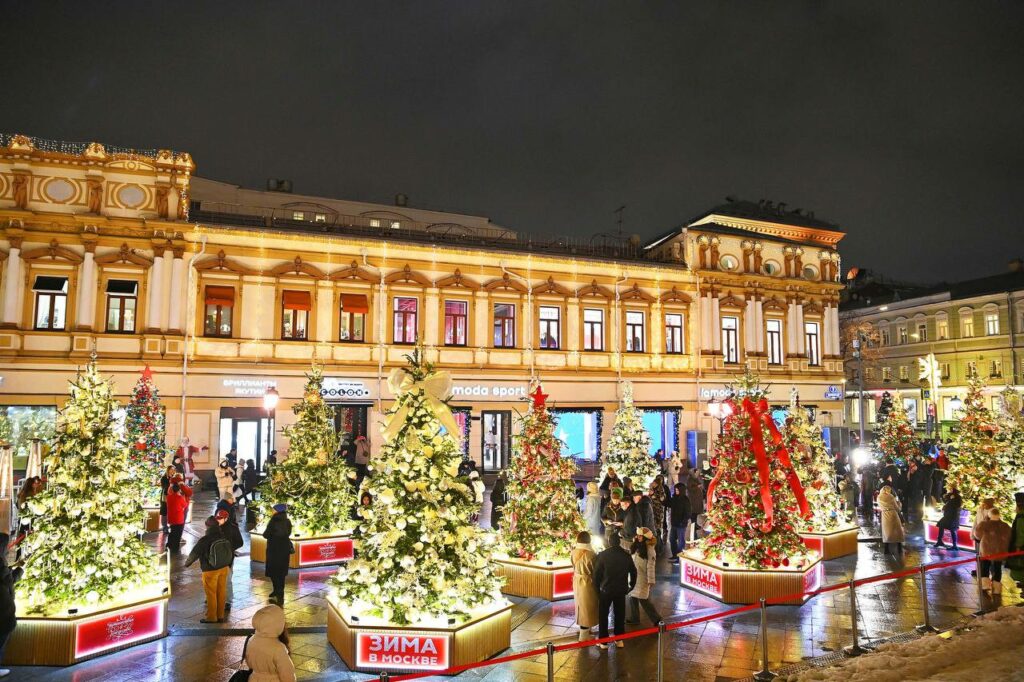 Свежий взгляд на Новый год: ели от известных российских дизайнеров можно увидеть на Кузнецком мосту Свежий взгляд на Новый год: ели от известных российских дизайнеров можно увидеть на Кузнецком мосту фото