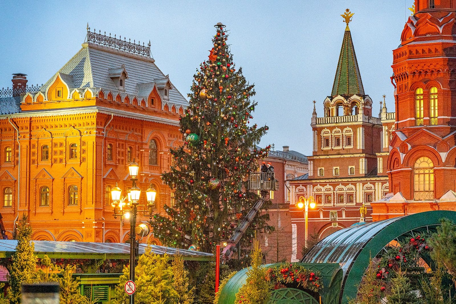 Ватные игрушки, старый вокзал и ретроавто: как оформили центр в рамках «Зимы в Москве»  фото