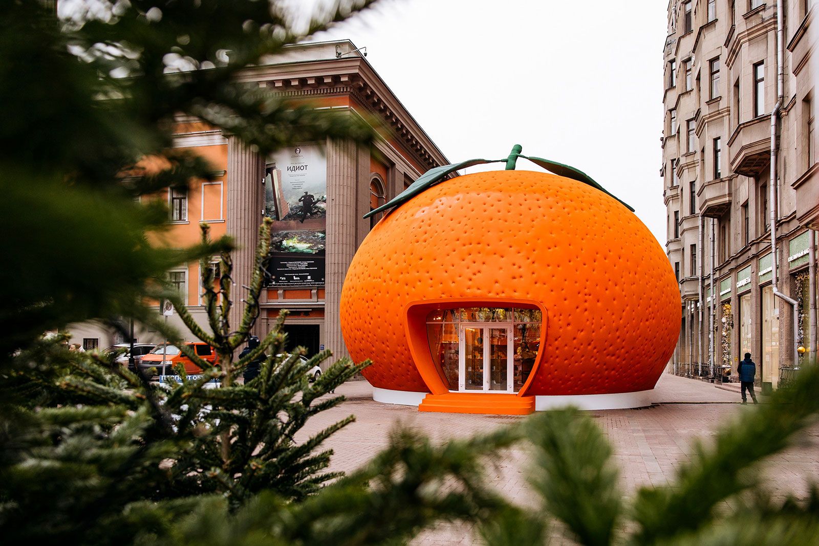 Чудо-елка и мандариновые весы: проект &laquo;Зима в Москве&raquo; превратил Арбат в главную новогоднюю площадку  фото