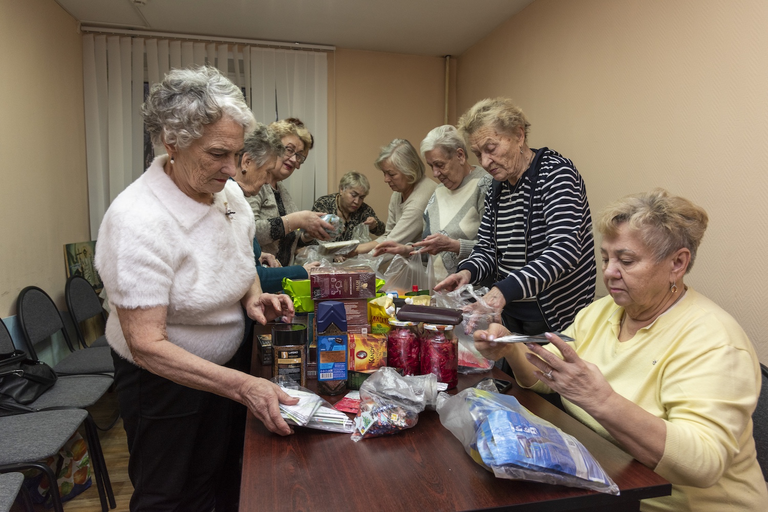 Волонтеры Зеленограда ежемесячно доставляют гуманитарную помощь в госпитали для участников СВО  фото