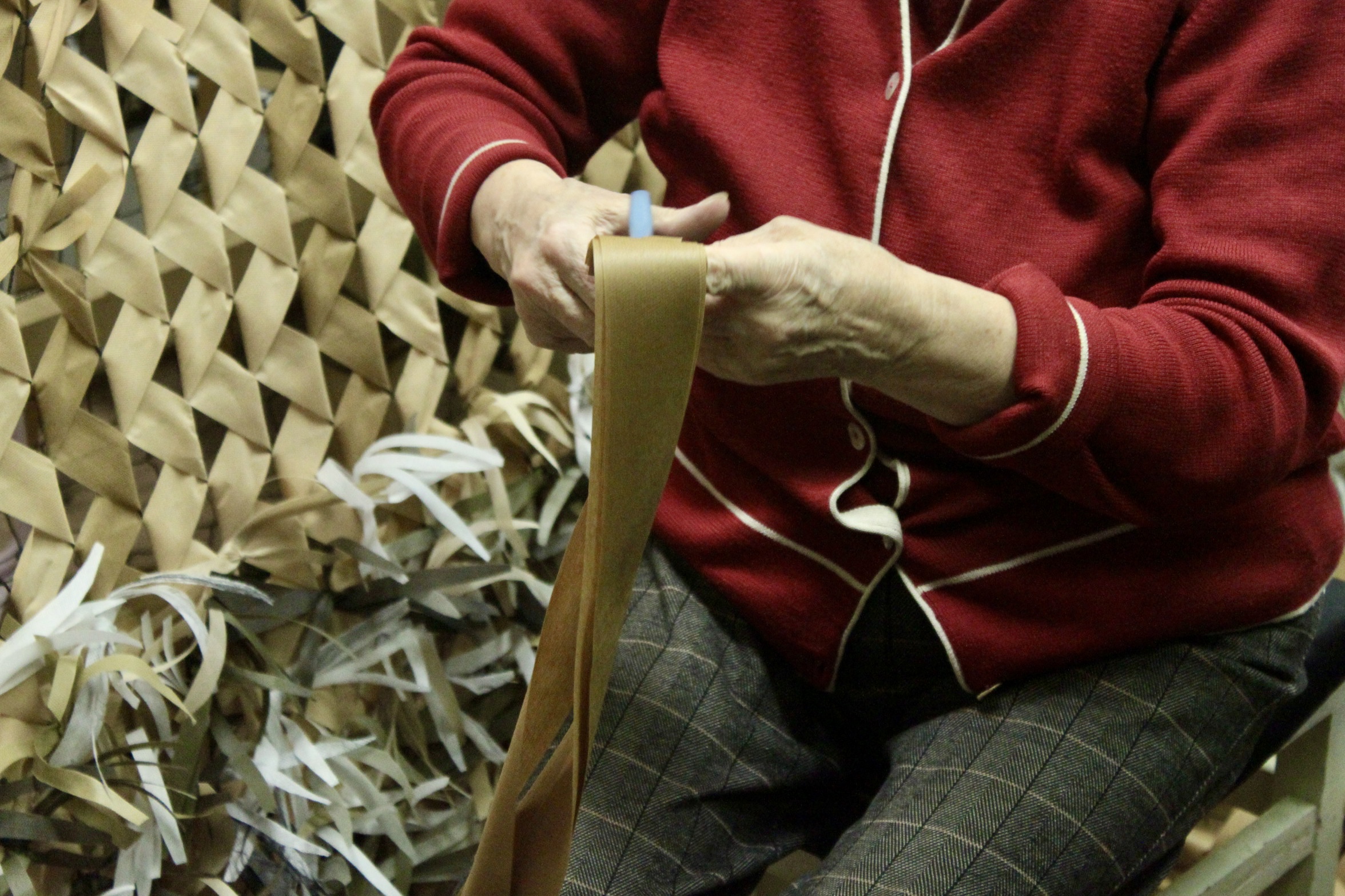 Волонтеры Отрадного помогают бойцам СВО маскировочными сетями и продуктовыми наборами  фото