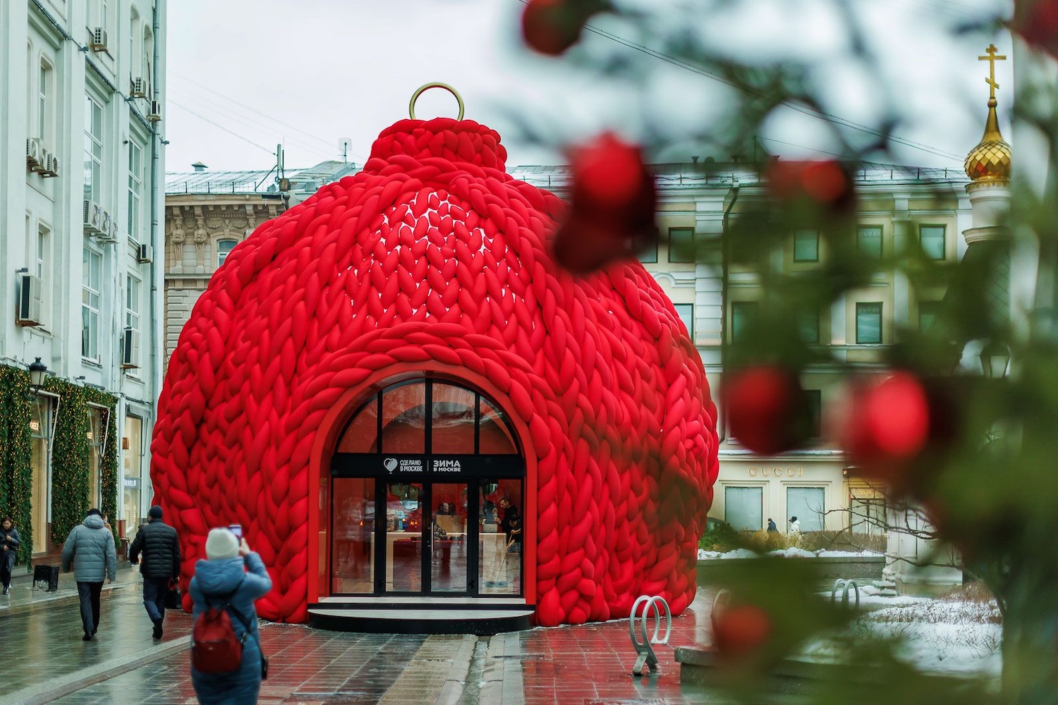 Ватные игрушки, старый вокзал и ретроавто: как оформили центр в рамках «Зимы в Москве»  фото