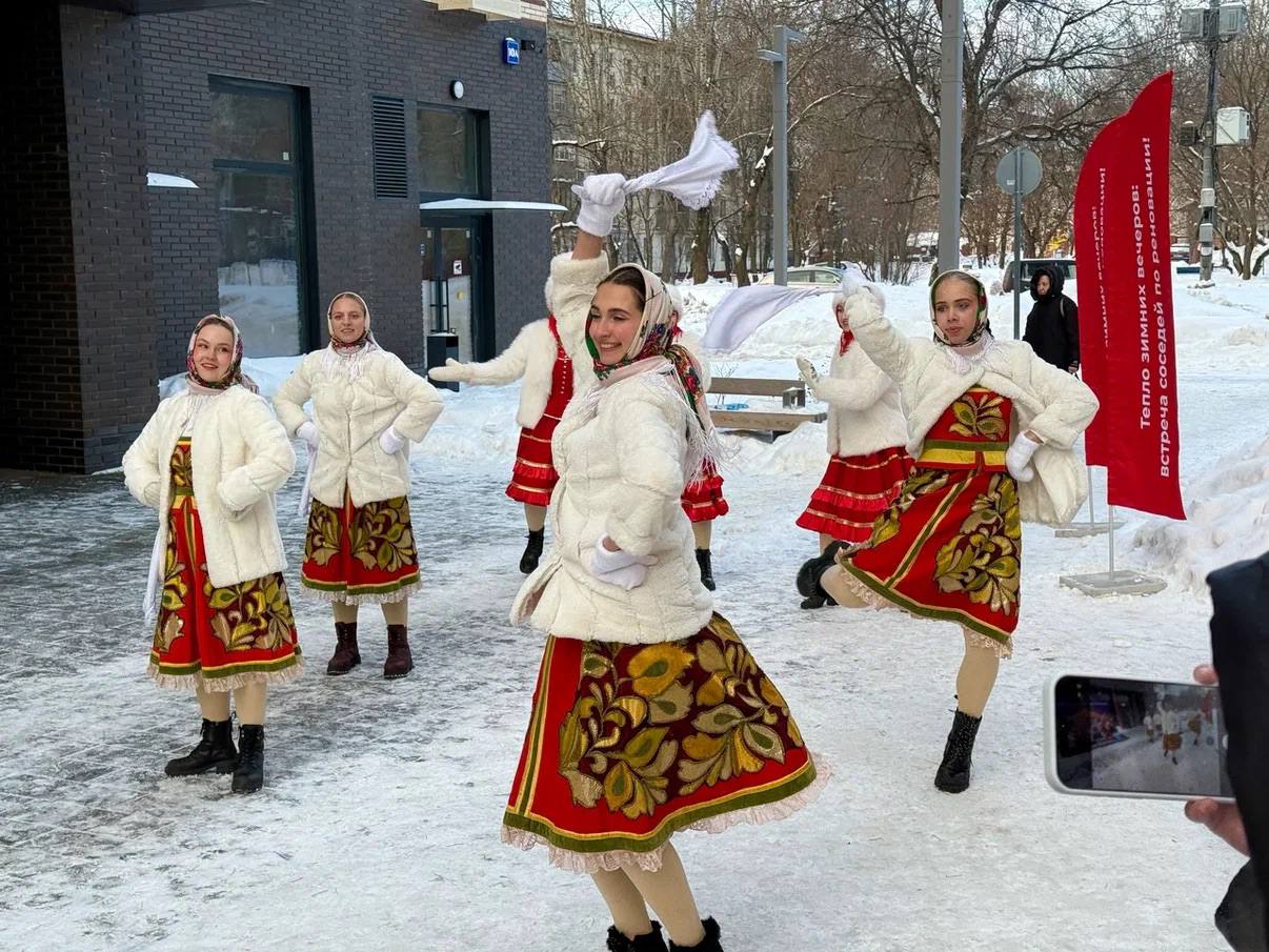 В Москве для новоселов реновации стартовал цикл зимних праздников &laquo;Тепло зимних вечеров: встреча соседей&raquo;  фото