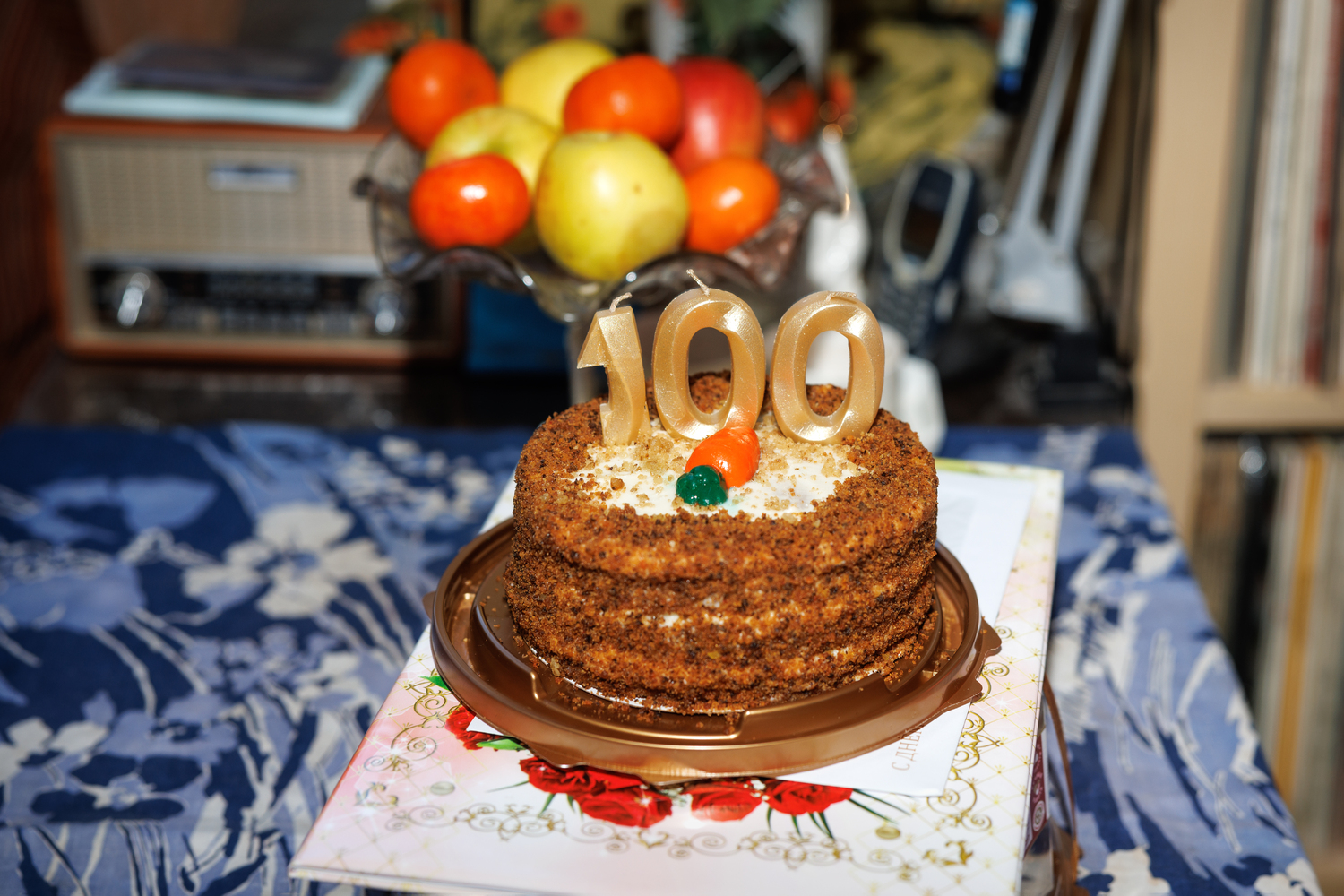 Депутат Госдумы Евгений Попов поздравил жительницу района Фили-Давыдково со столетним юбилеем  фото