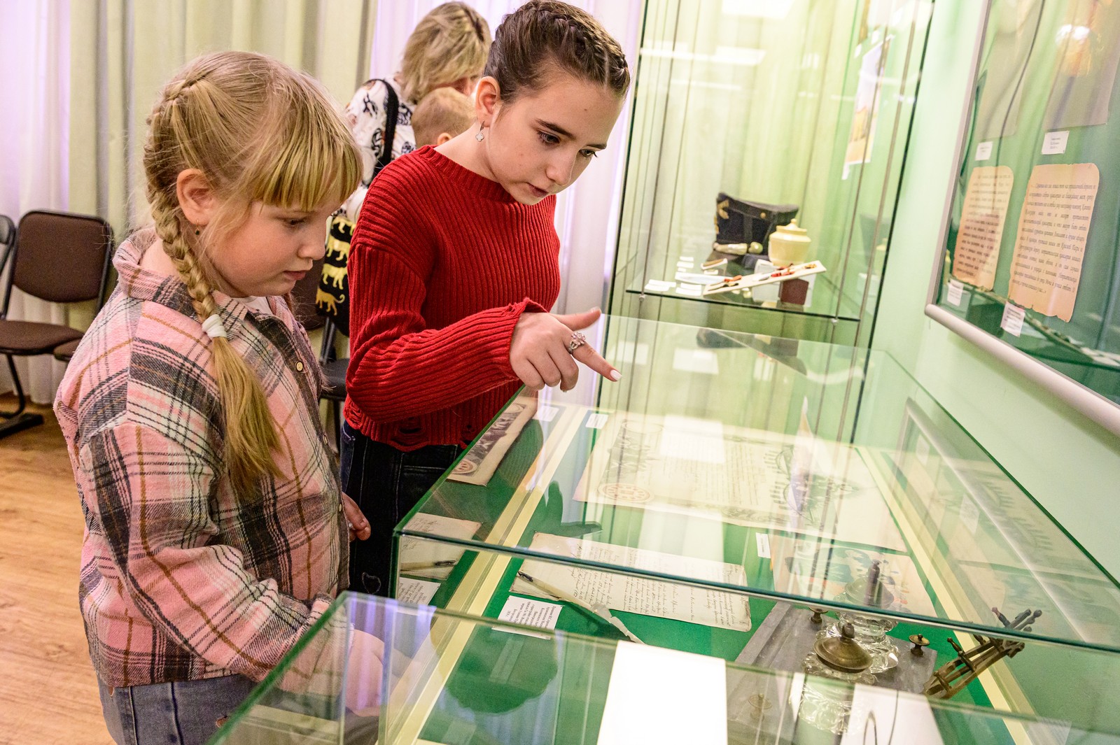 По инициативе депутата Госдумы Дмитрия Саблина провели историческую экскурсию для детей участников СВО  фото