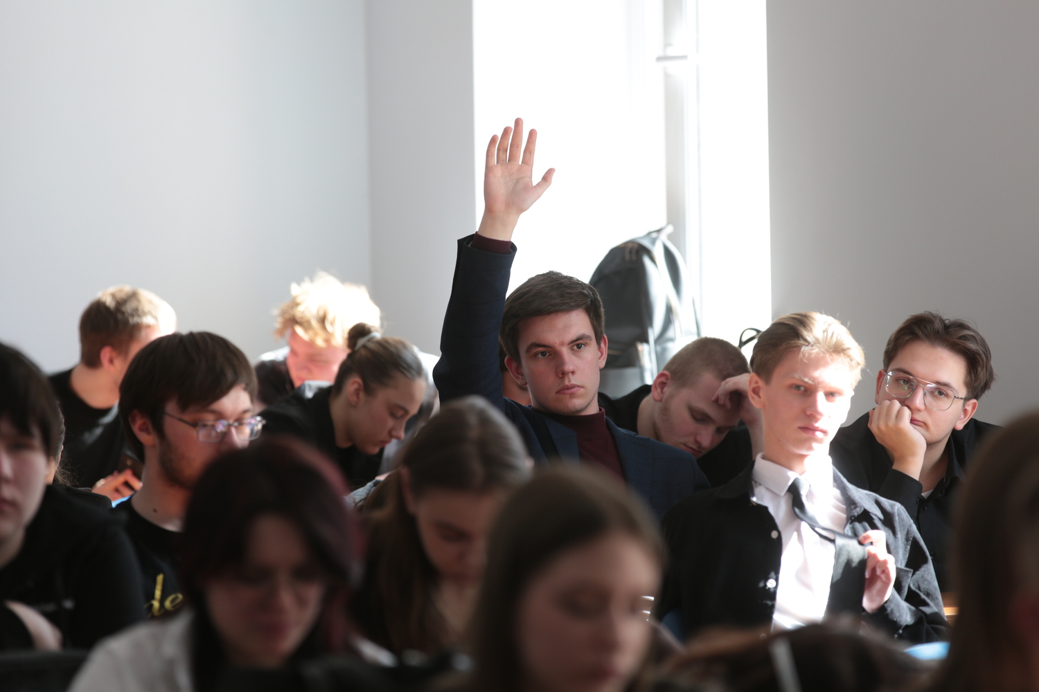 Член Общественной палаты РФ Александр Асафов пообщался со студентами Финансового университета о политологии  фото