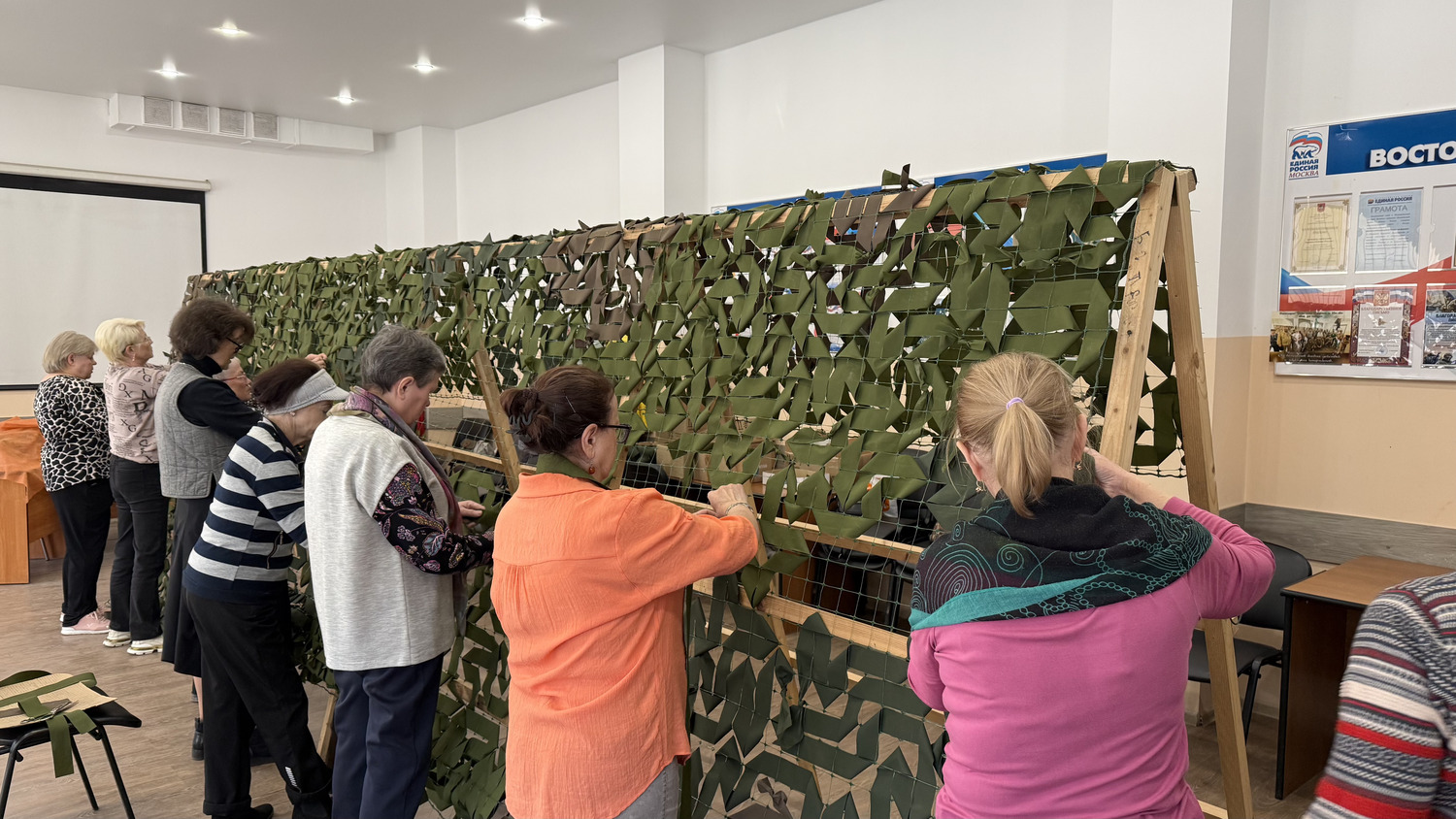 Мастер-класс по изготовлению маскировочных сетей прошел в Восточном Дегунино  фото