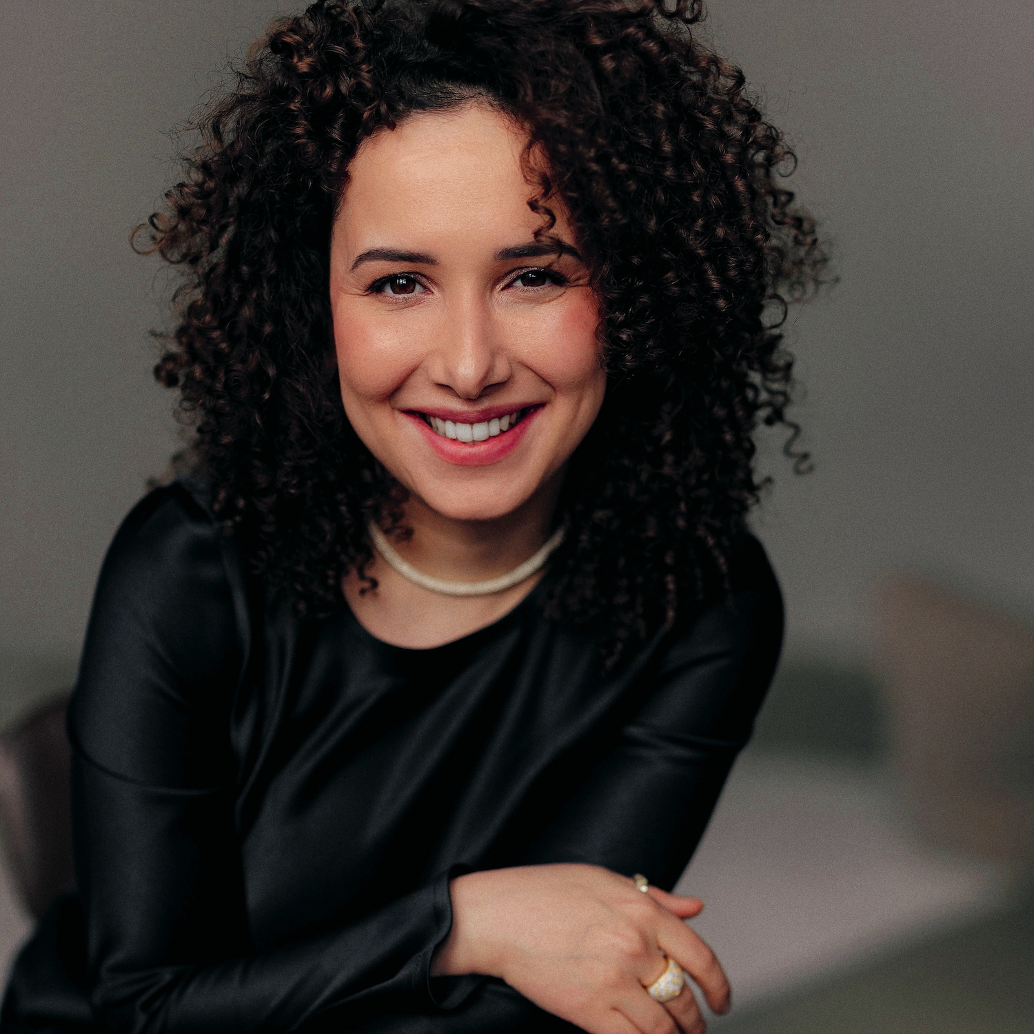 Кудри волнуются раз: как заработать на стрижке и укладке непослушных волос  фото