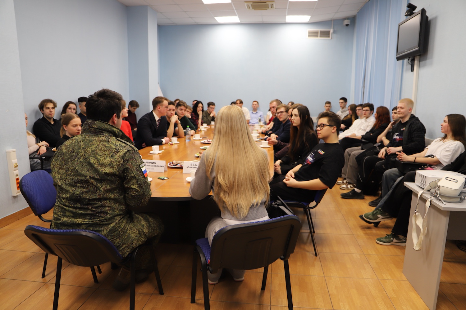 В Центре развития прошла встреча активистов СПК с участником СВО, студентом МГУ и оператором БПЛА Валерием Калининым  фото