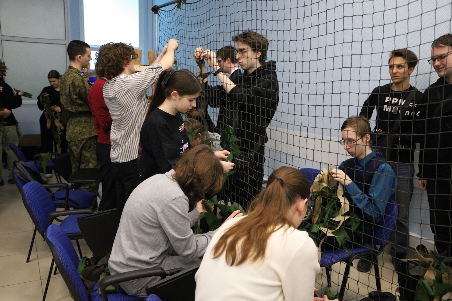 Участники СВО вместе со студентами изготовили армейские свечи, сети и сухой душ для бойцов  фото