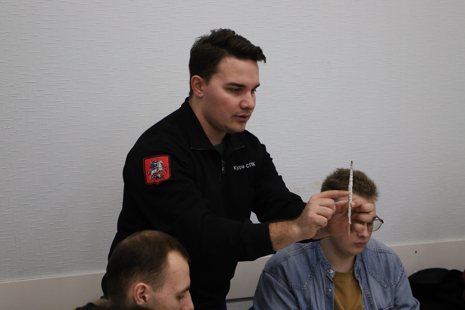 Участники СВО вместе со студентами изготовили армейские свечи, сети и сухой душ для бойцов  фото