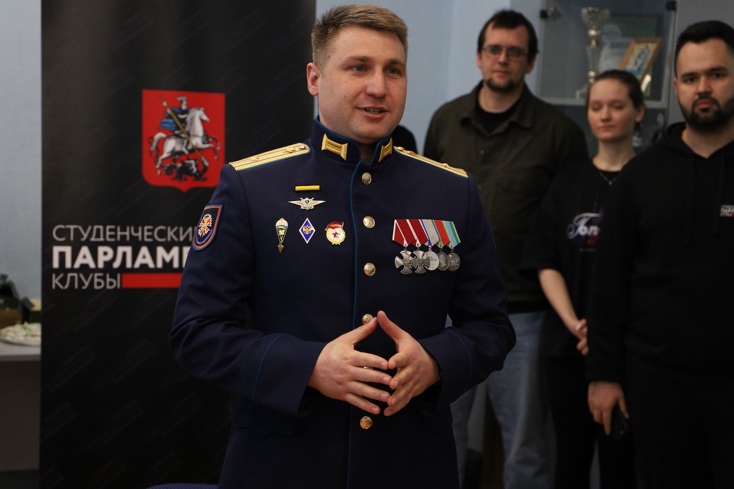 Участники СВО вместе со студентами изготовили армейские свечи, сети и сухой душ для бойцов  фото