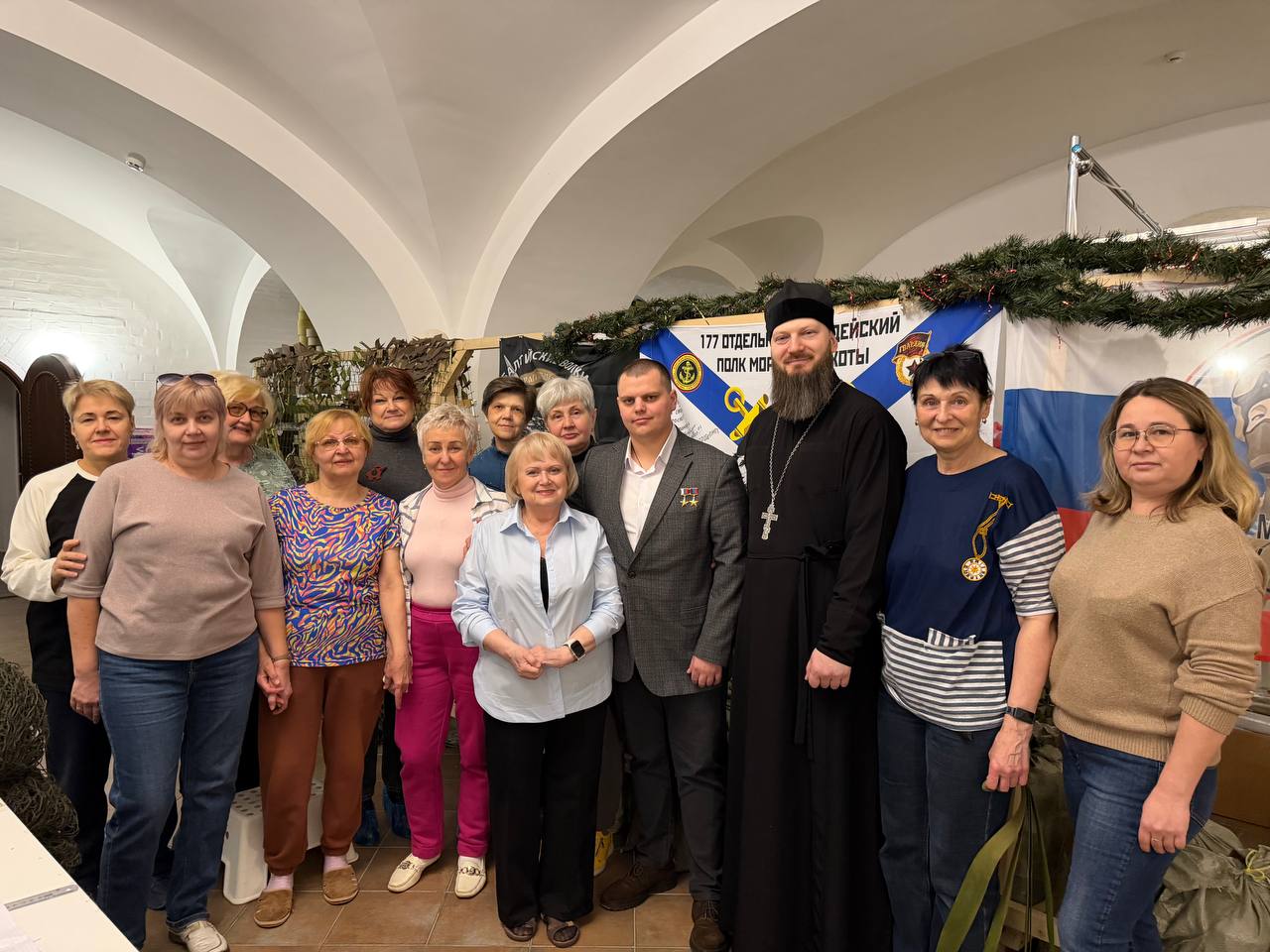 Мастер-класс по плетению маскировочных сетей прошел в храме Святых равноапостольных Константина и Елены в СЗАО  фото