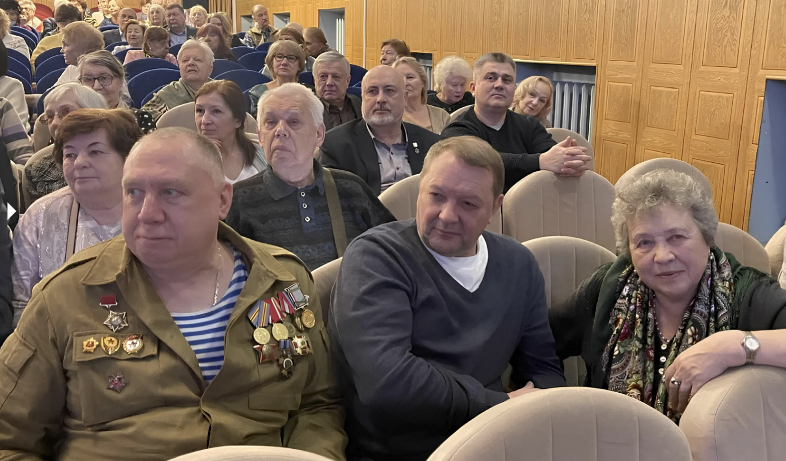 Артист театра имени Моссовета выступил перед ветеранами и активистками Сокольников  фото