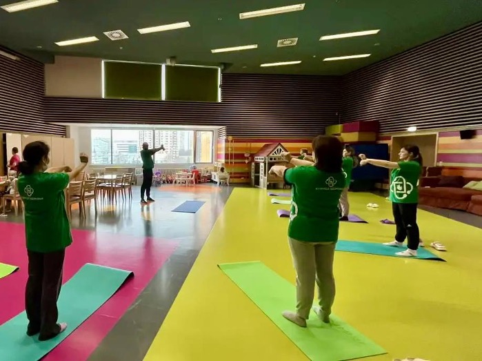 Участник СВО подарил подарки к 8 Марта мамам юных пациентов в онкоцентре Рогачева  фото