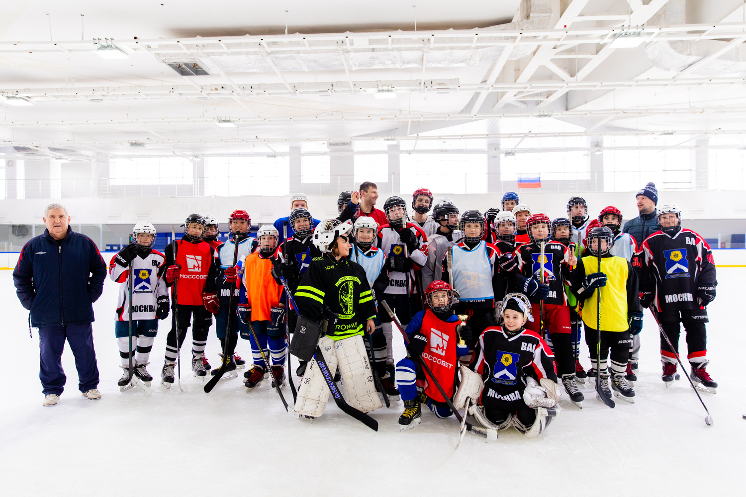 Участников хоккейного турнира в ВАО напутствовал трехкратный олимпийский чемпион Владислав Третьяк  фото