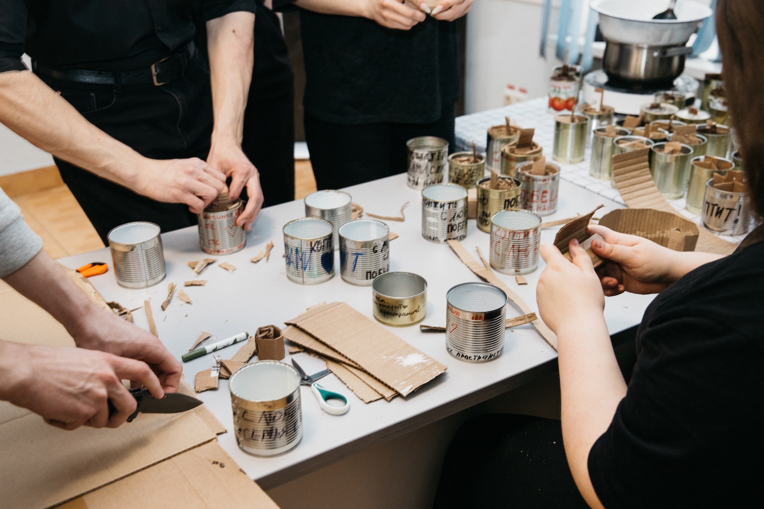 Гуманитарная помощь СПК: ветераны СВО вместе со студентами изготовили свечи и сухой душ для бойцов Гуманитарная помощь СПК: ветераны СВО вместе со студентами изготовили свечи и сухой душ для бойцов фото