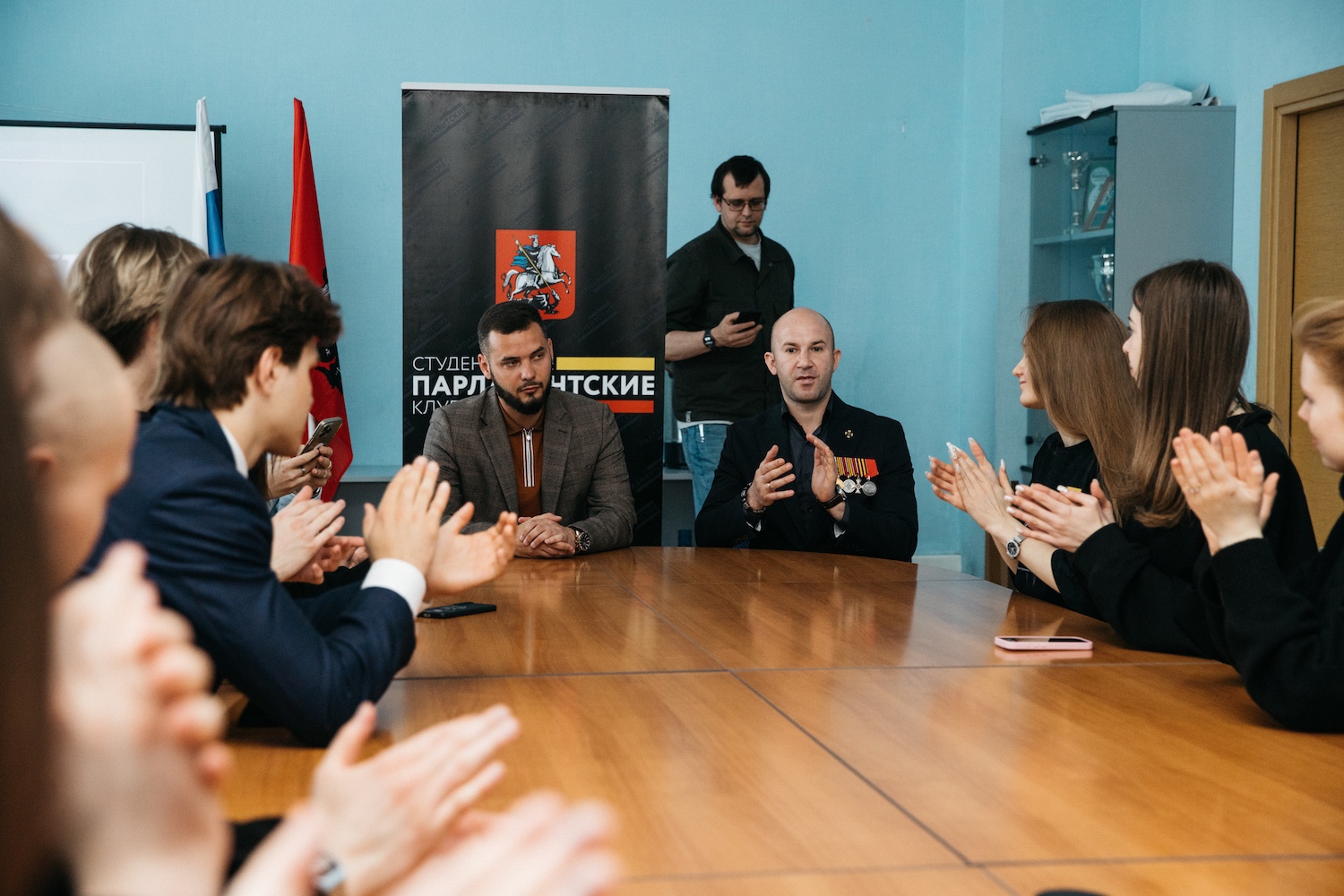 Гуманитарная помощь СПК: ветераны СВО вместе со студентами изготовили свечи и сухой душ для бойцов Гуманитарная помощь СПК: ветераны СВО вместе со студентами изготовили свечи и сухой душ для бойцов фото