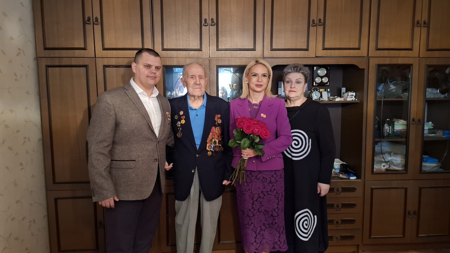 Герой России Эдуард Казымов встретился с ветеранами Великой Отечественной войны  фото