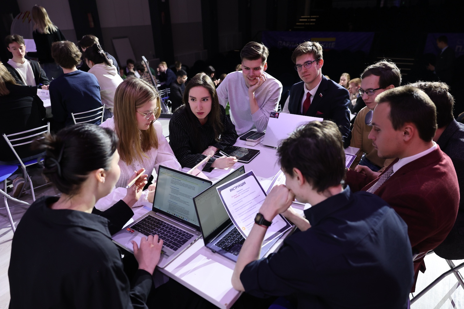 Участник СВО Эльдар Шарипов провел образовательную встречу со студенческими парламентскими клубами Москвы  фото