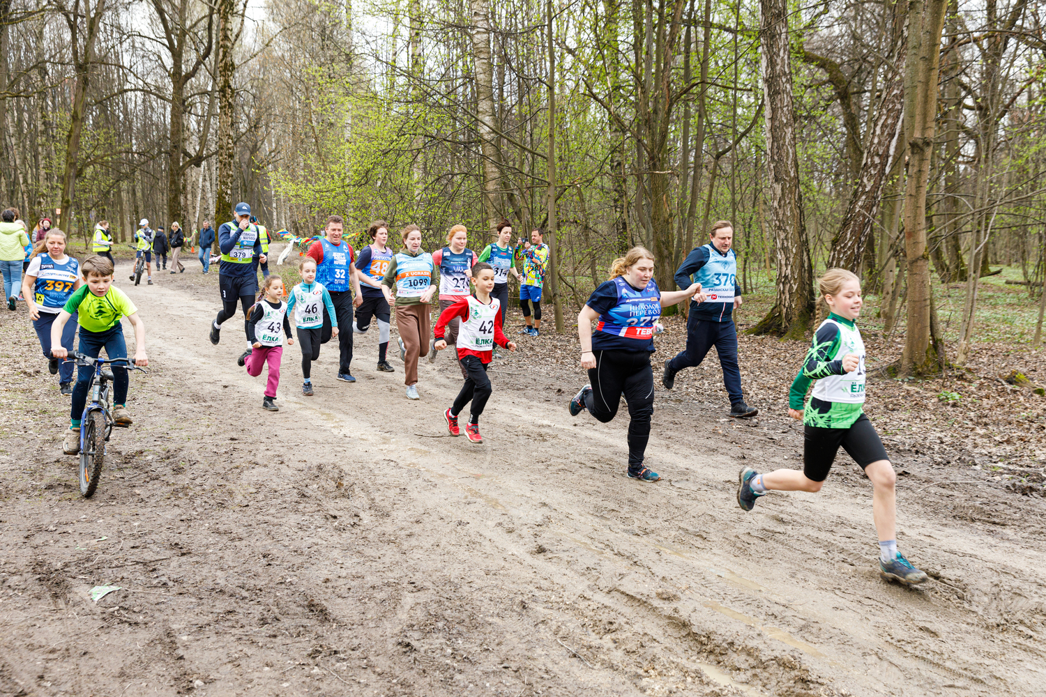 Участник СВО Эдуард Шонов поддержал кросс-эстафету в Терлецком парке  фото