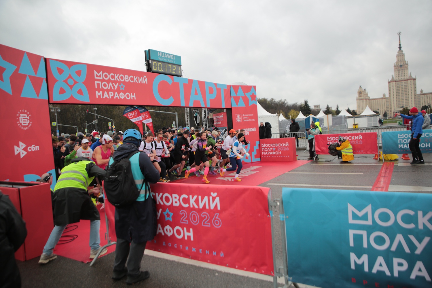 Участник СВО Эльдар Шарипов пробежал Московский полумарафон  фото