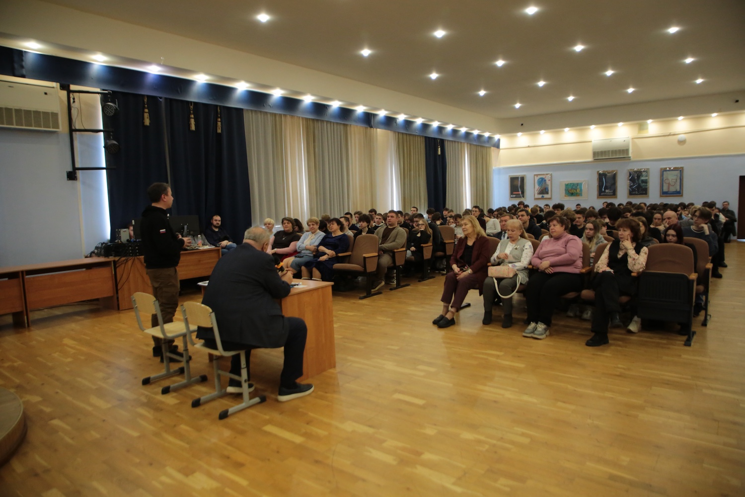 Участник СВО Эльдар Шарипов прочел лекцию студентам Политехнического колледжа имени Н. Н. Годовикова  фото