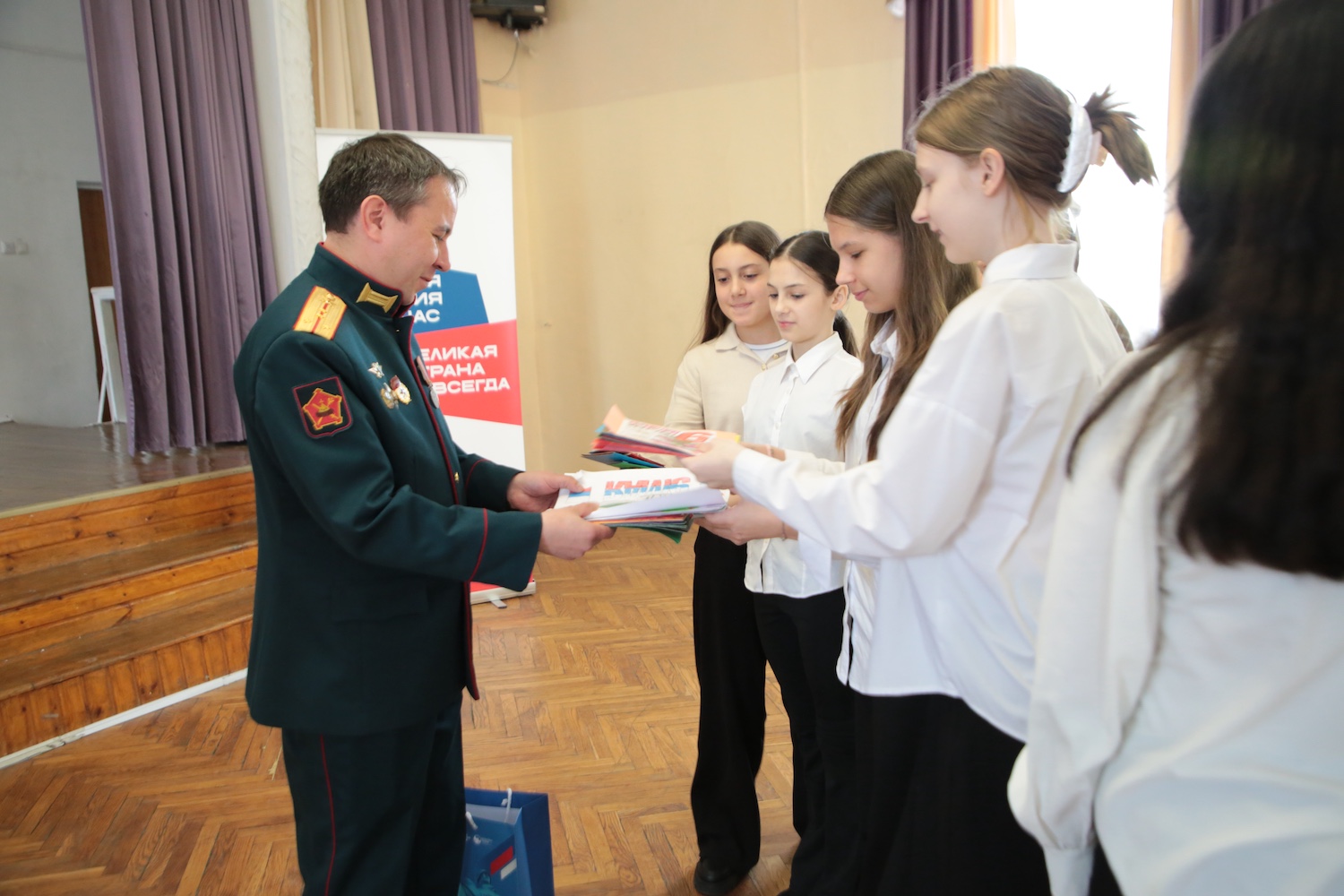 Участник СВО Эльдар Шарипов провел урок мужества в школе № 1550  фото